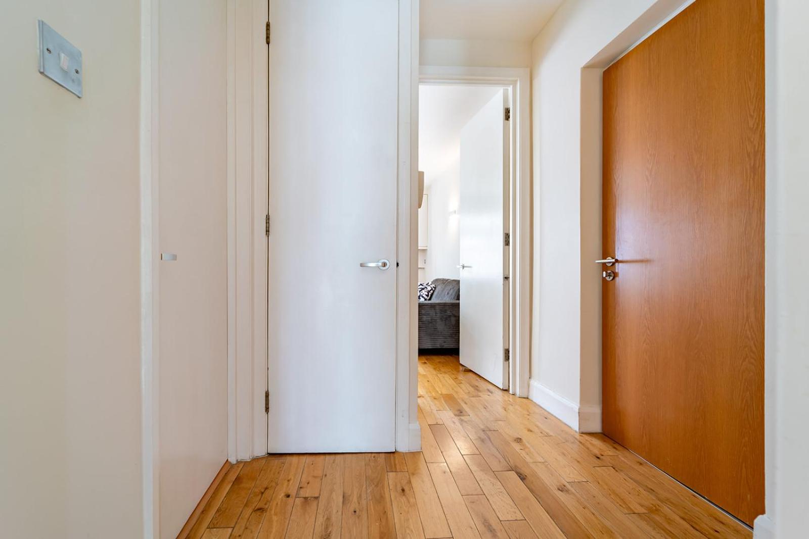 Spacious With A Balcony In Prime Location In Farringdon Apartment