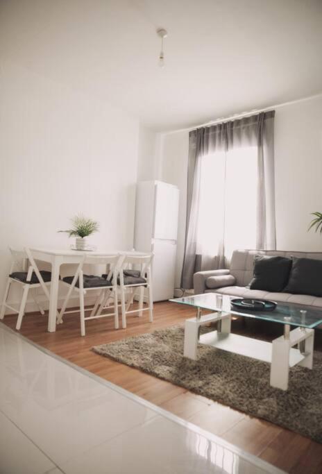 Apartment 3 Bed Flat With Balcony