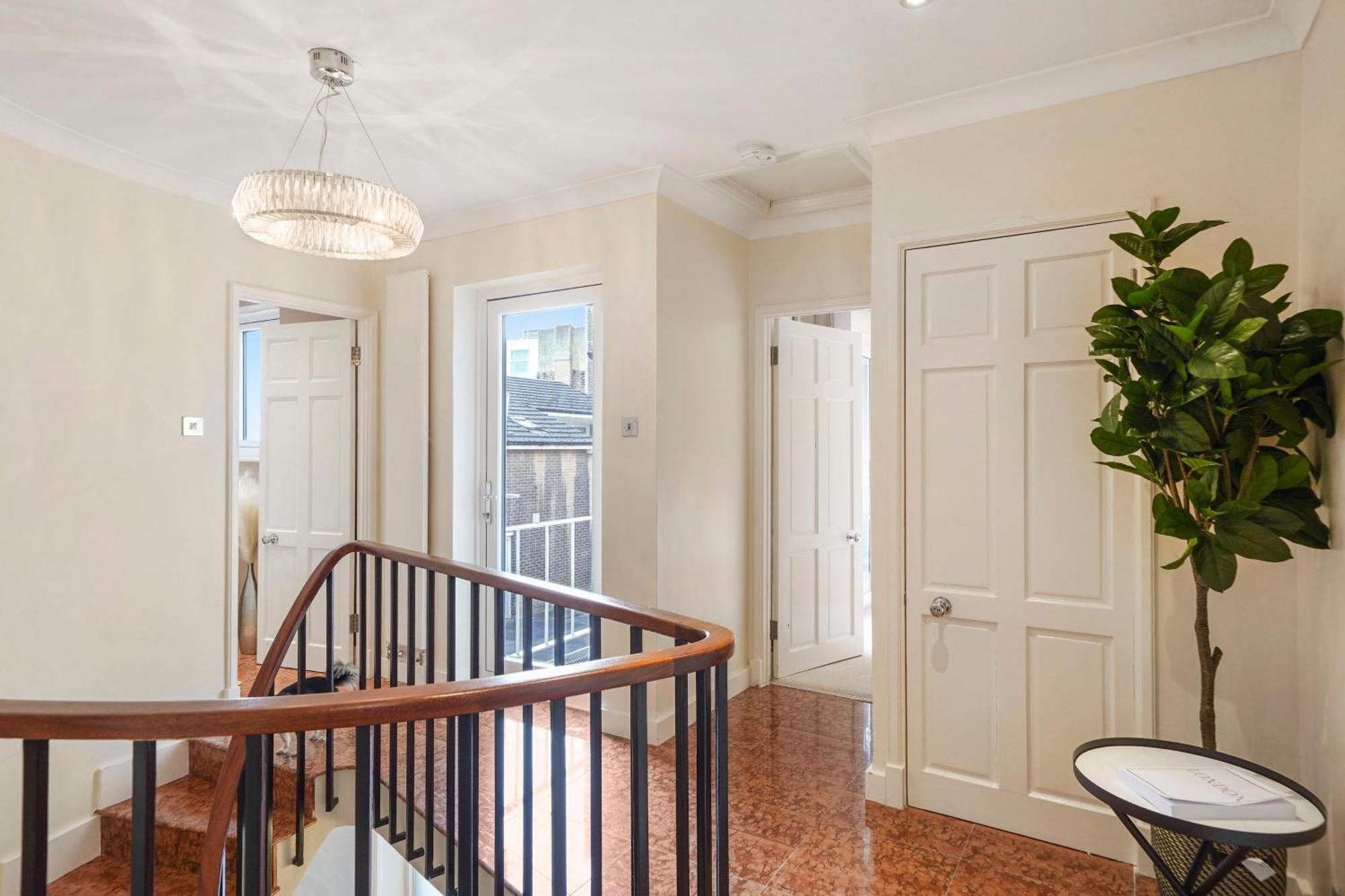 Mews House With Private Patio & Parking * London