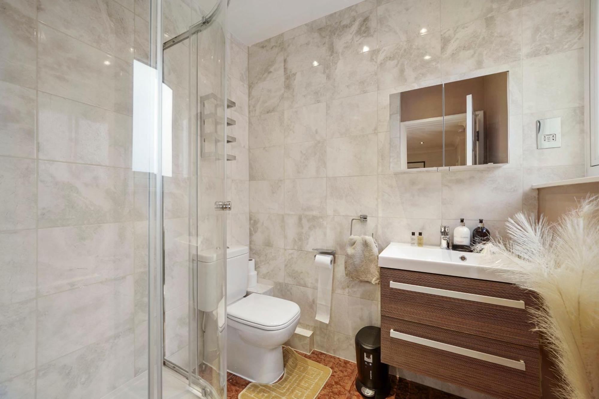 Holiday home Mews House With Private Patio & Parking London