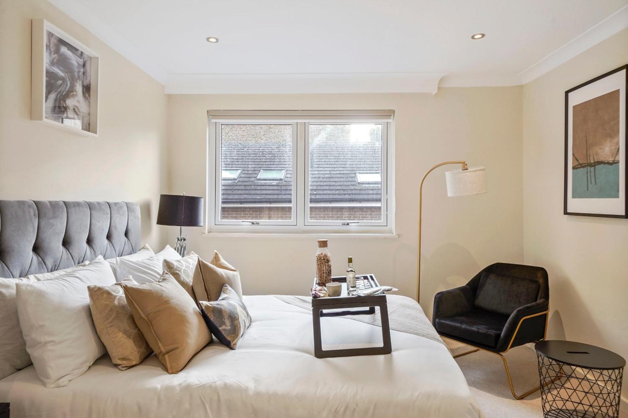 Mews House With Private Patio & Parking London