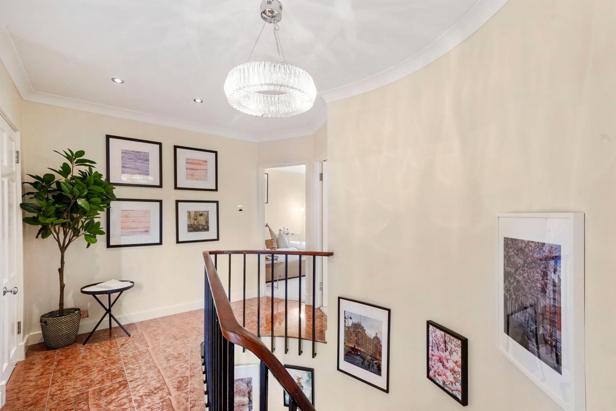 Mews House With Private Patio & Parking *