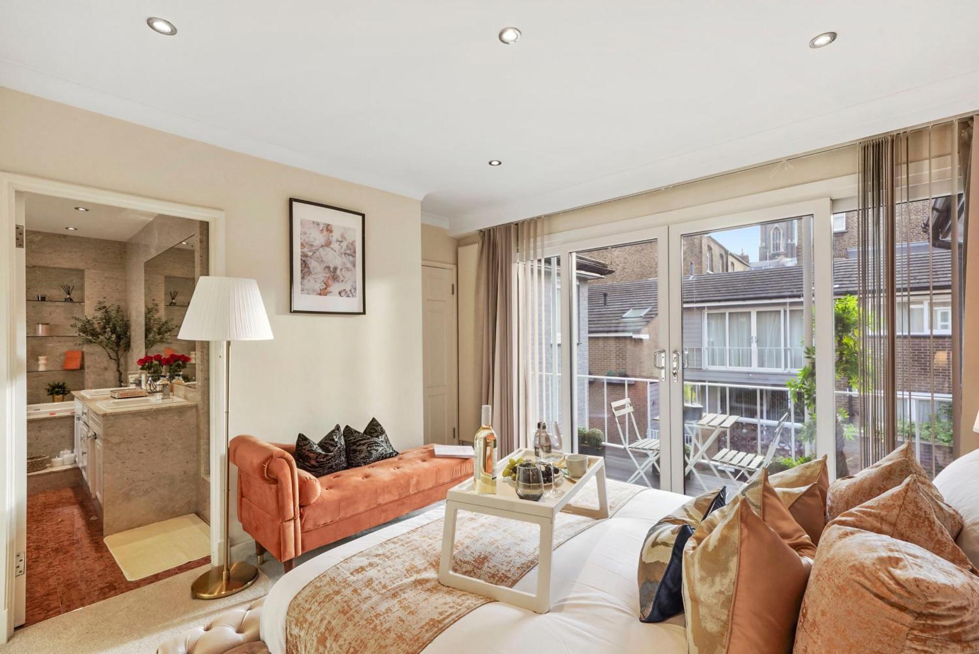 Mews House With Private Patio & Parking * London
