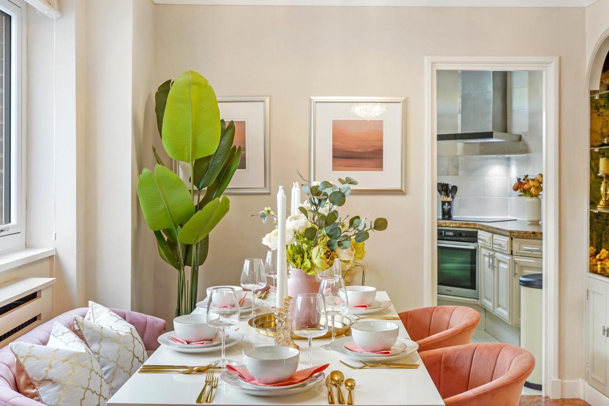 Mews House With Private Patio & Parking Holiday home *