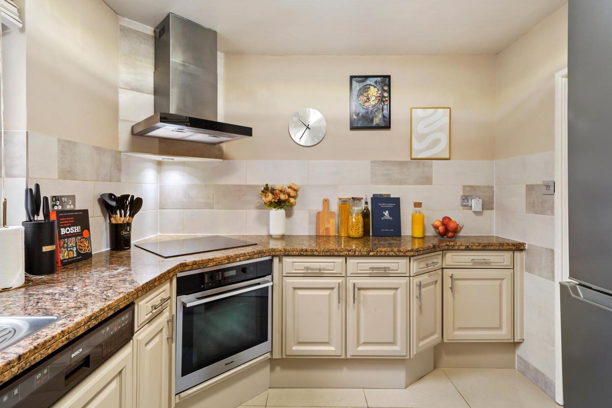 Mews House With Private Patio & Parking Holiday home London