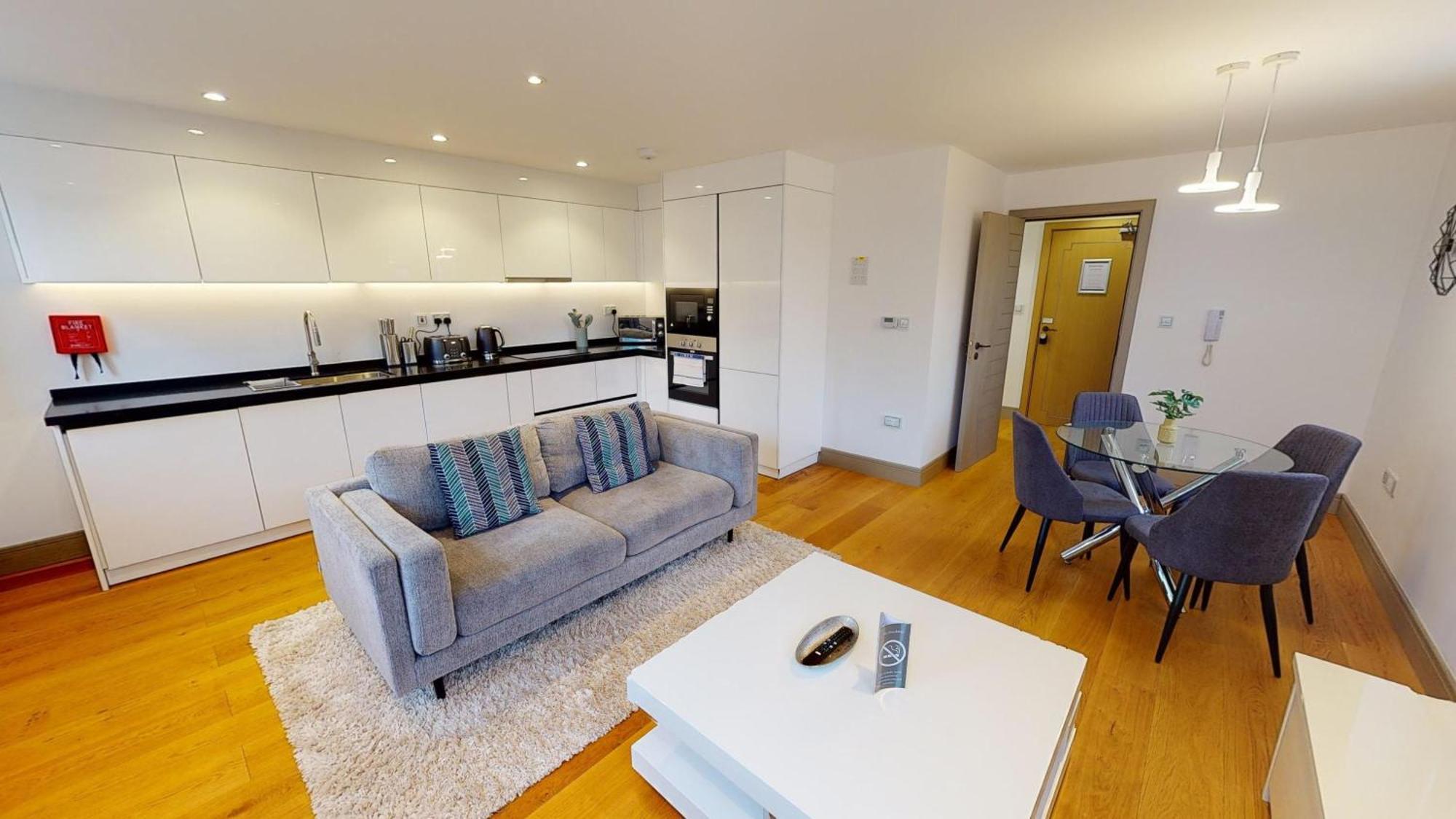 Charles Hope Kew Bridge Apartment *