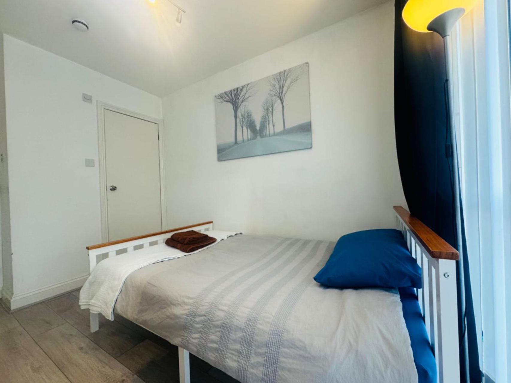 Cosy Bedroom With Private Bathroom Ensuite In Canary Wharf E14 Only 1 Stop To Excel And O2 For Short Or Long Let In Canary Wharf, Less Than An Hour From Heathrow, Stansted And Gatwick Airport Guest house London