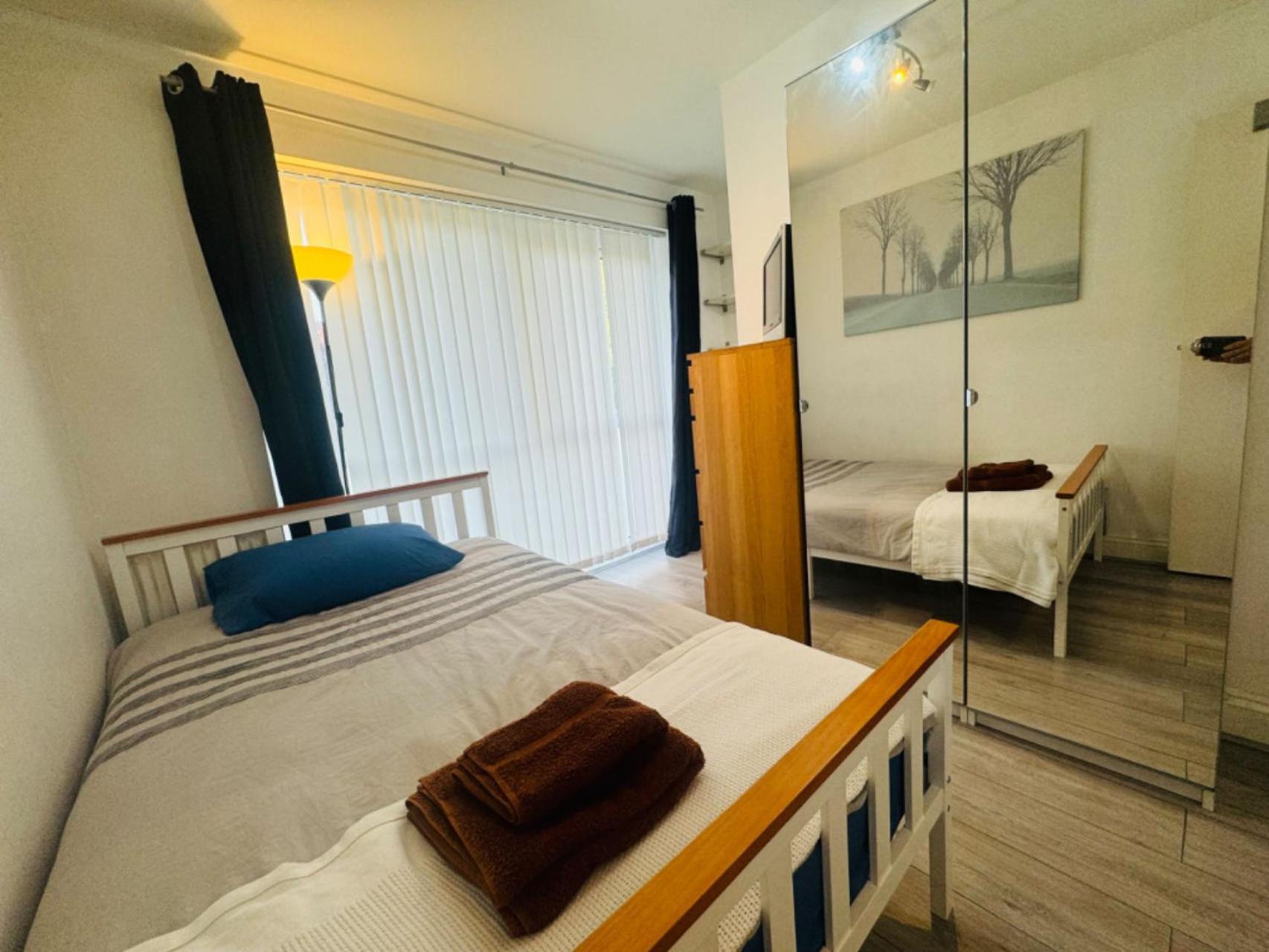 Cosy Bedroom With Private Bathroom Ensuite In Canary Wharf E14 Only 1 Stop To Excel And O2 For Short Or Long Let In Canary Wharf, Less Than An Hour From Heathrow, Stansted And Gatwick Airport *