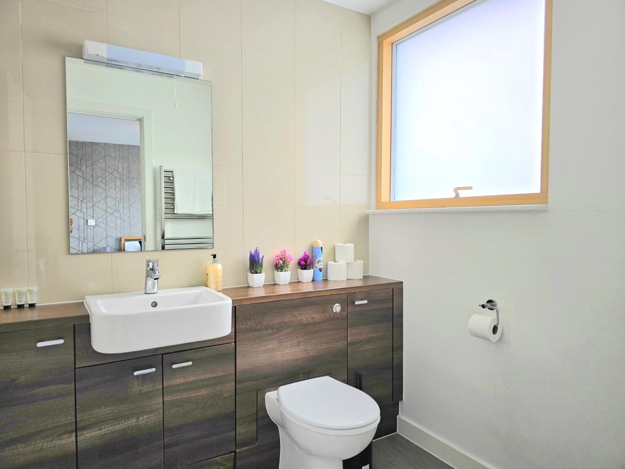 Spectacular 3Br 2Bath Rooftop Sky-Views With Parking * London