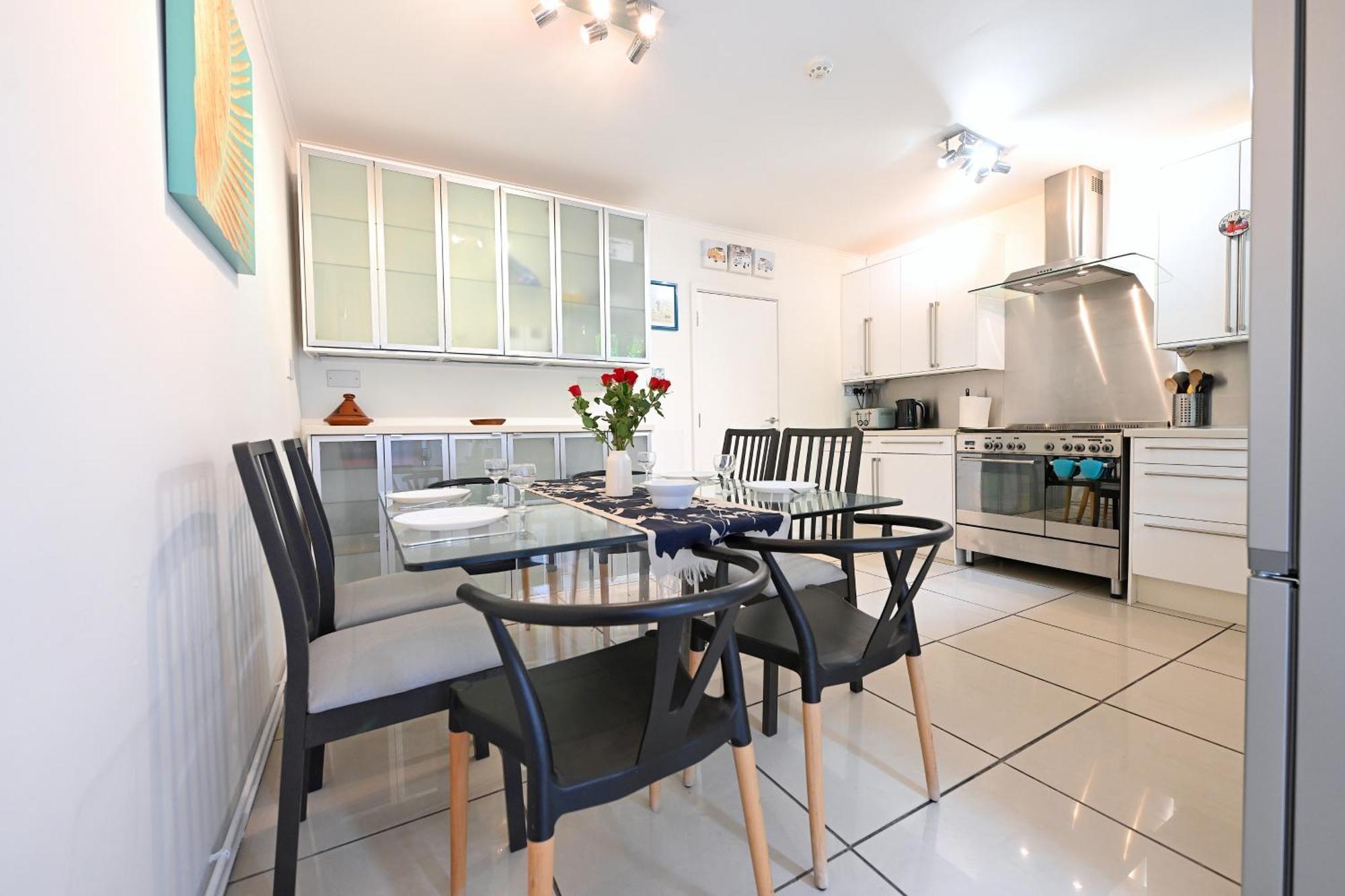 4 Bedroom Patio House Regent's Park - Parking