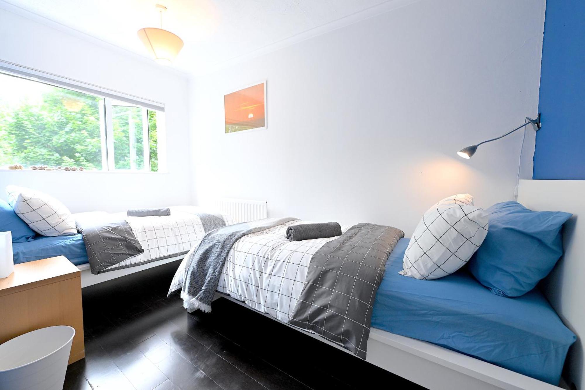 4 Bedroom Patio House Regent's Park - Parking