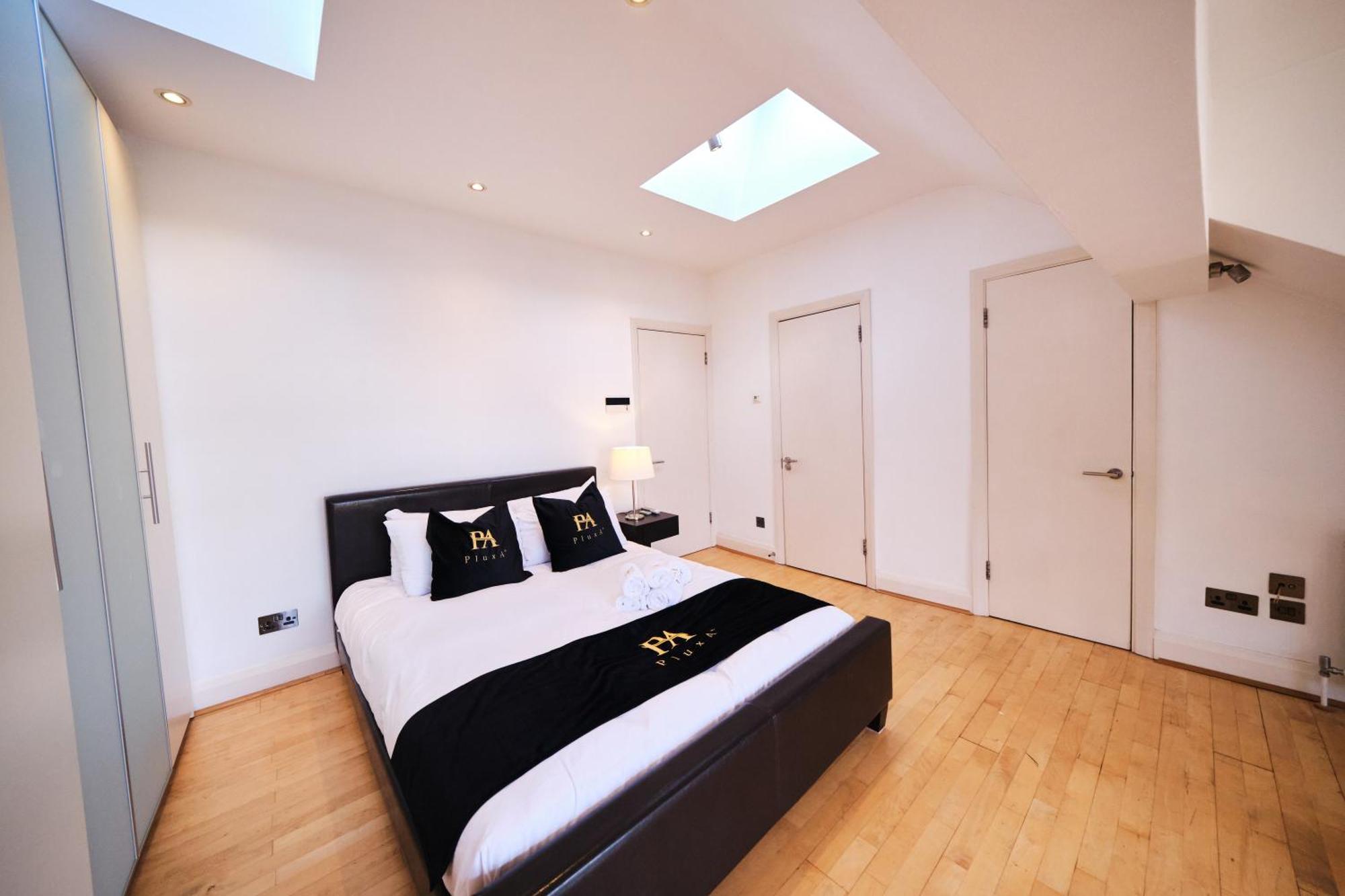 Ebony Apartment *