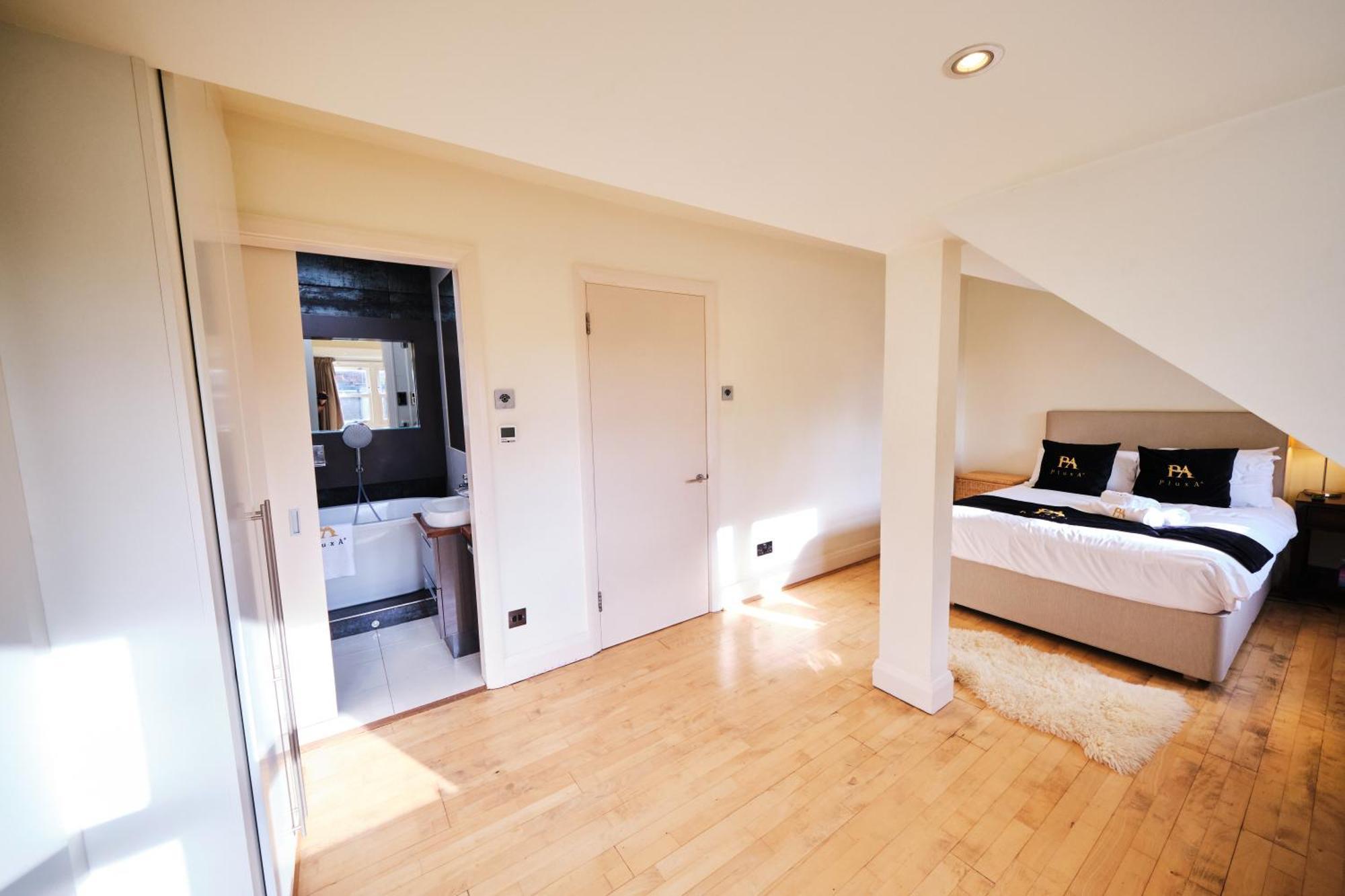 Ebony Apartment *