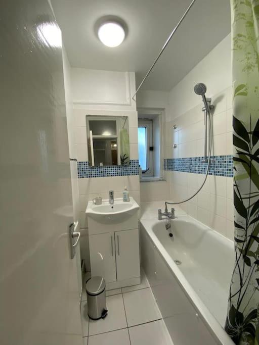 Apartamento Comfy Entire Flat With View Balcony In Regents Park, Camden, Londres