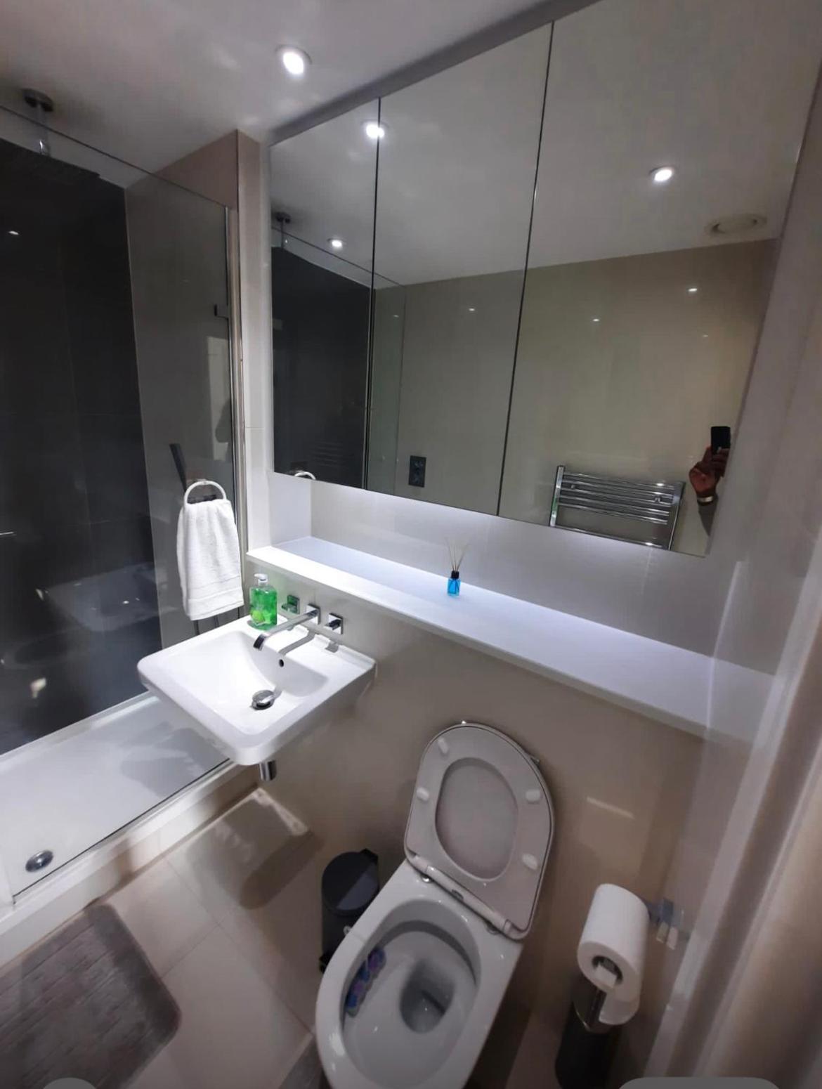 Spacious 3 Bed With Stunning Views Apartment London