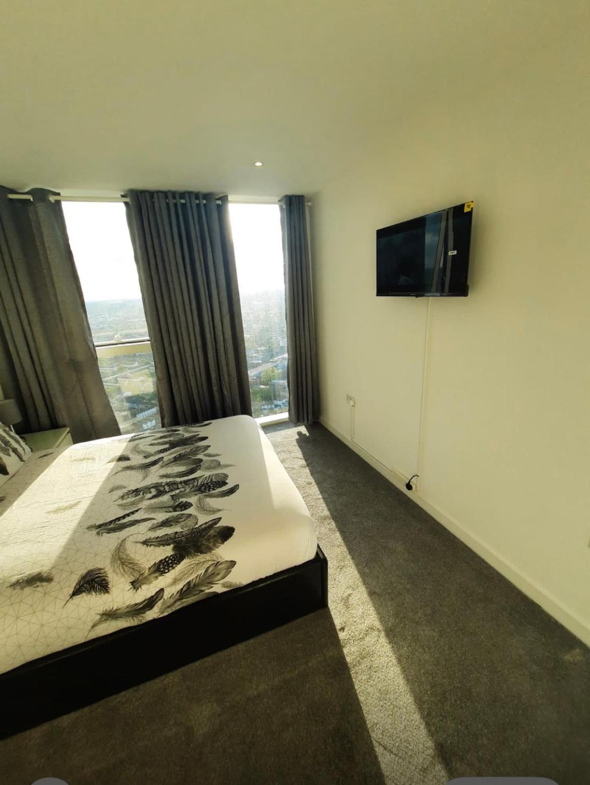 Spacious 3 Bed With Stunning Views * London