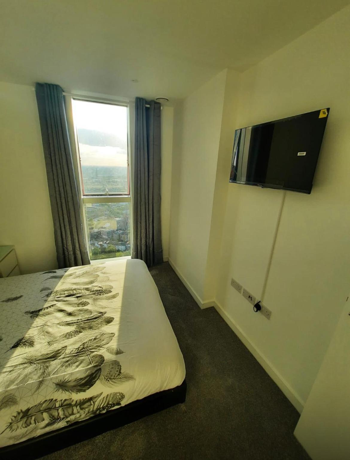 Spacious 3 Bed With Stunning Views Apartment