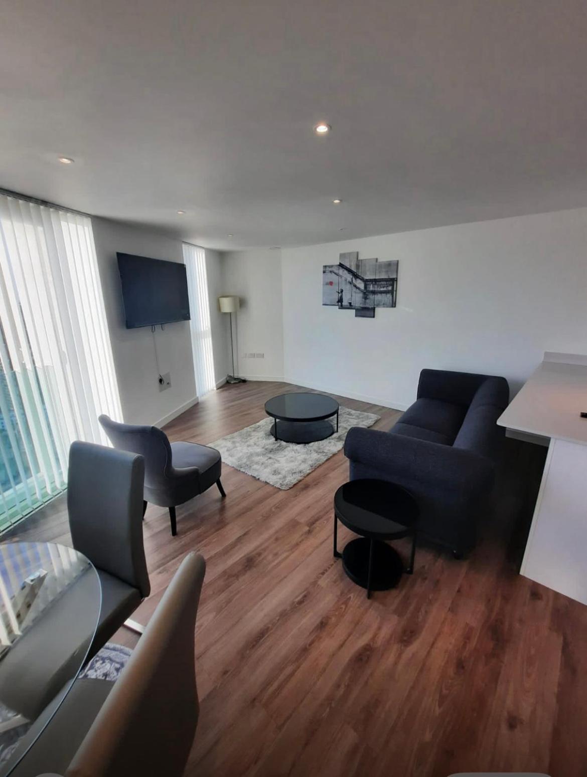 Spacious 3 Bed With Stunning Views Apartment London