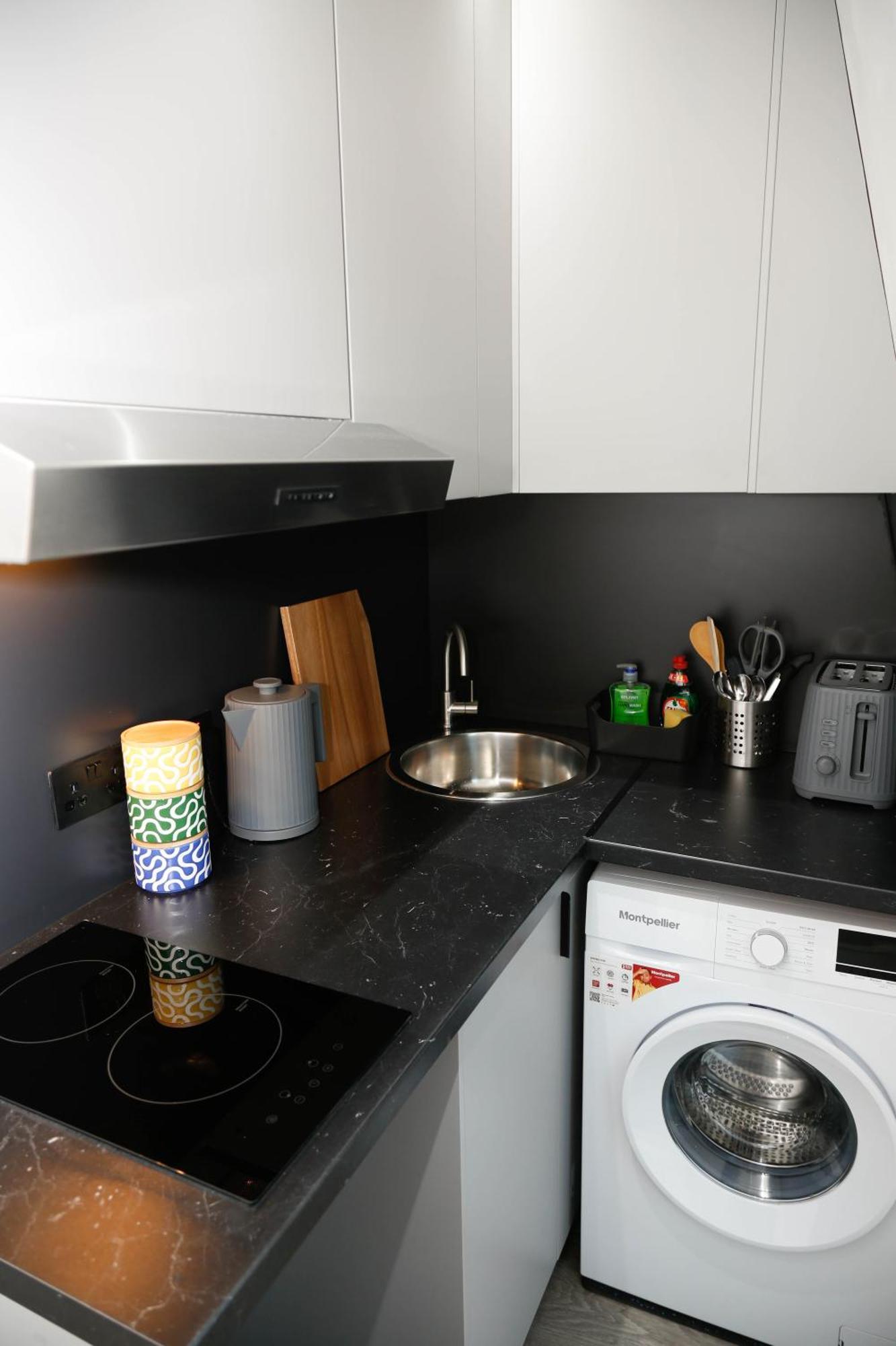 New Luxury In Next To Shops, Cafes, Bars & Metro
