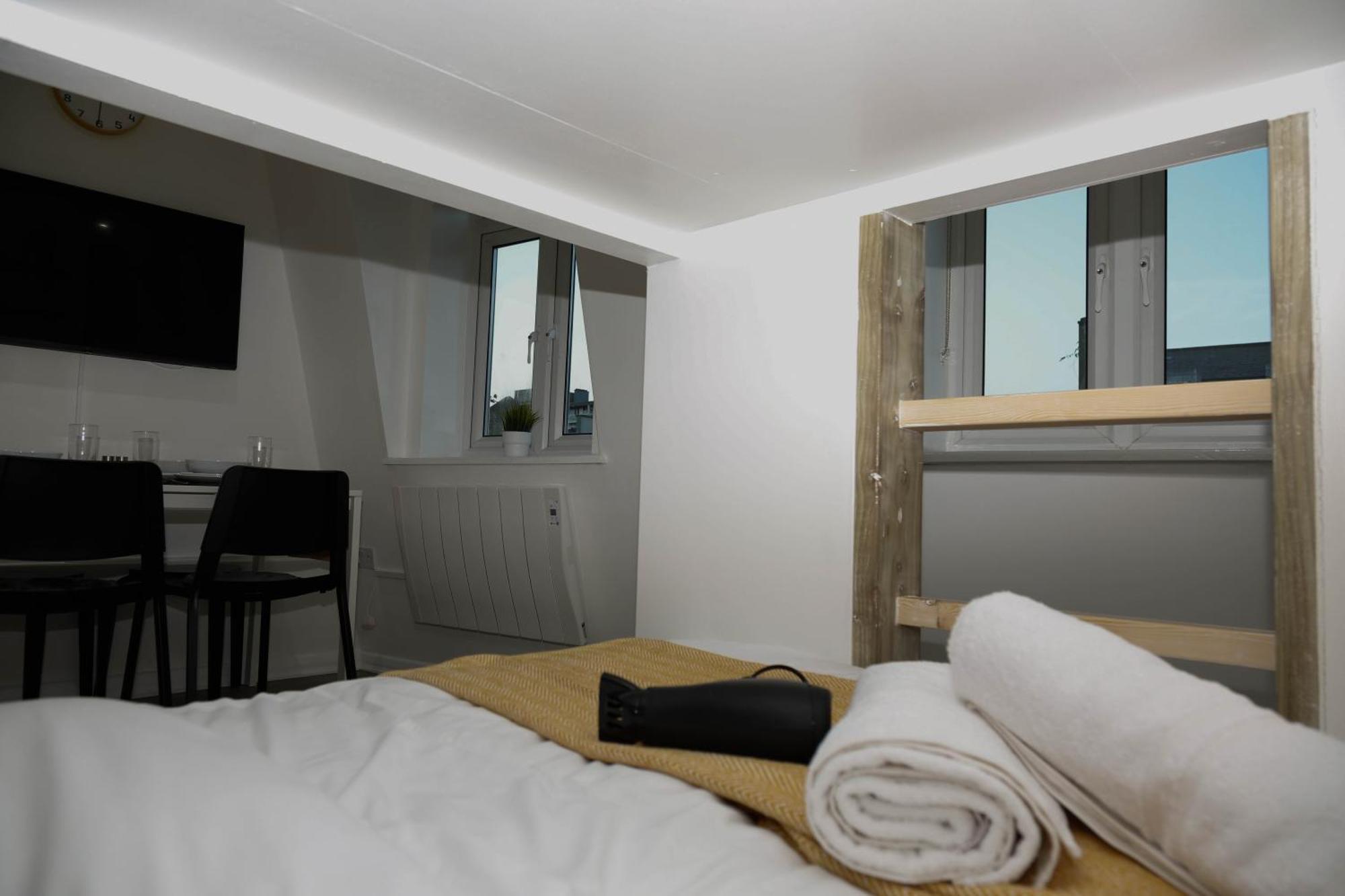 New Luxury In Next To Shops, Cafes, Bars & Metro Apartment London