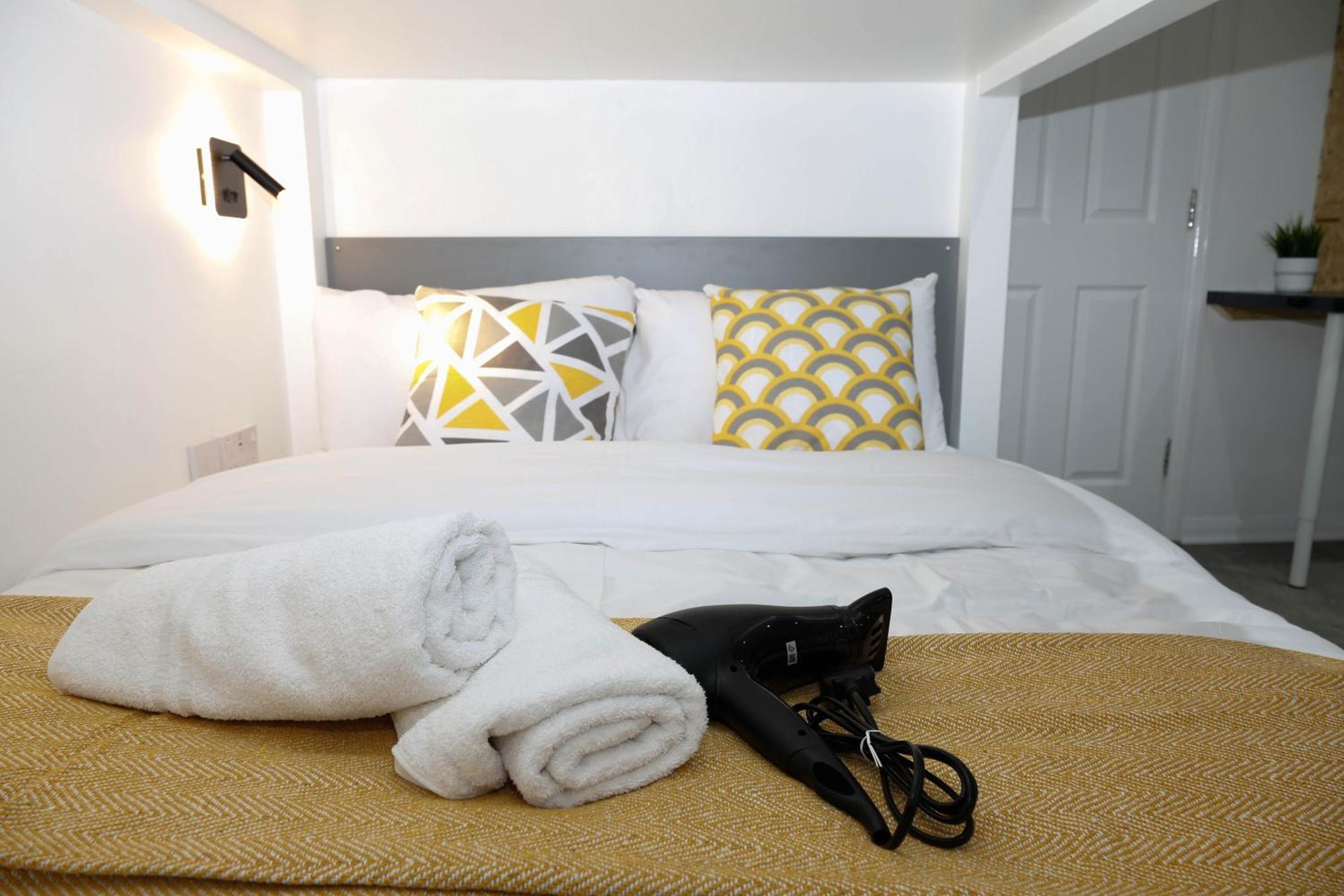 New Luxury In Next To Shops, Cafes, Bars & Metro Apartment London