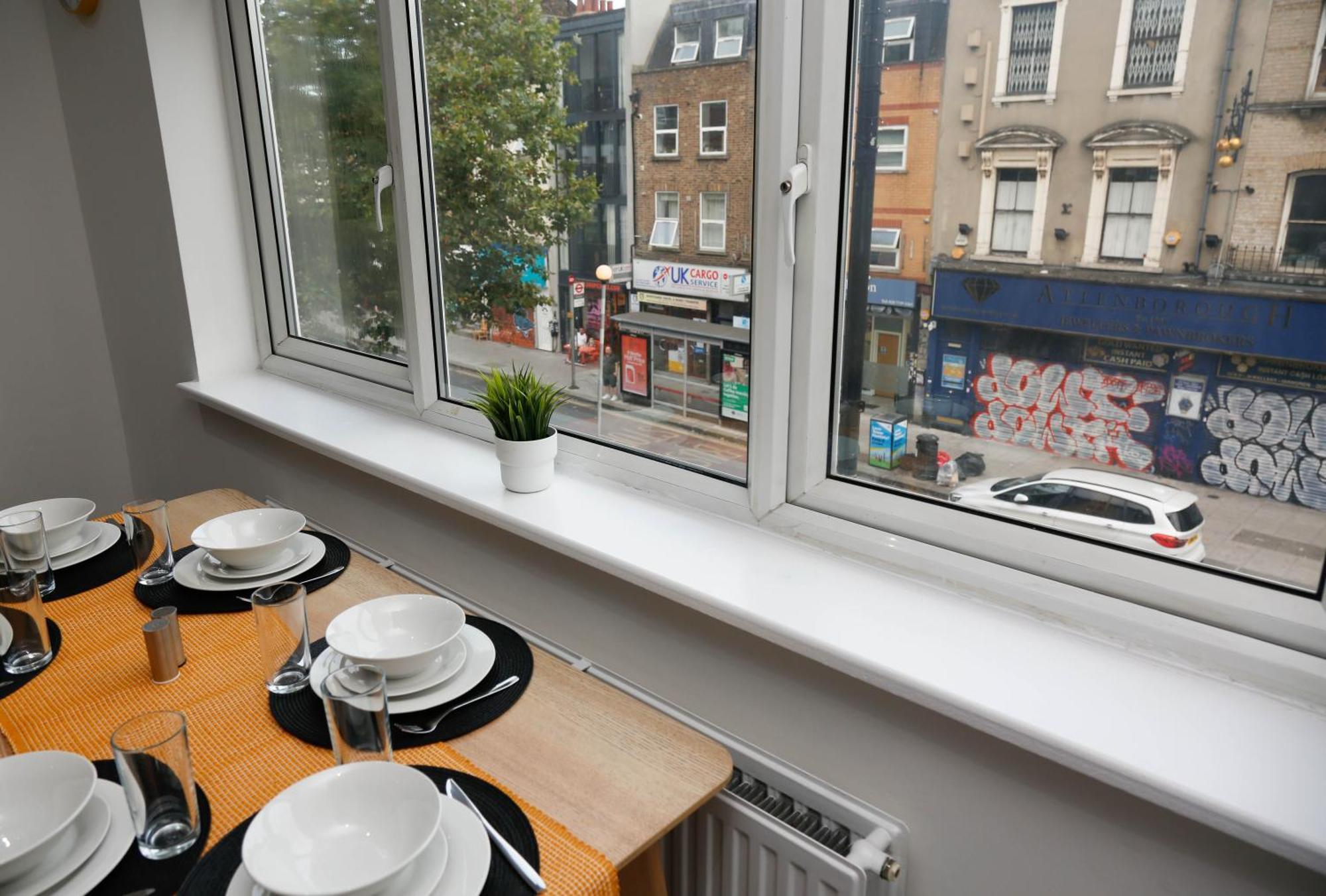 New Luxury In Next To Shops, Cafes, Bars & Metro Apartment