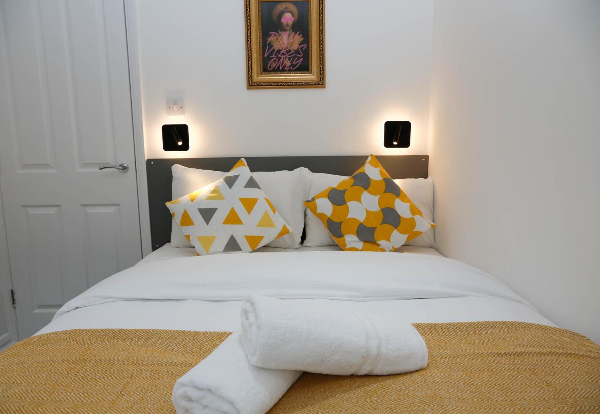 New Luxury In Next To Shops, Cafes, Bars & Metro Apartment
