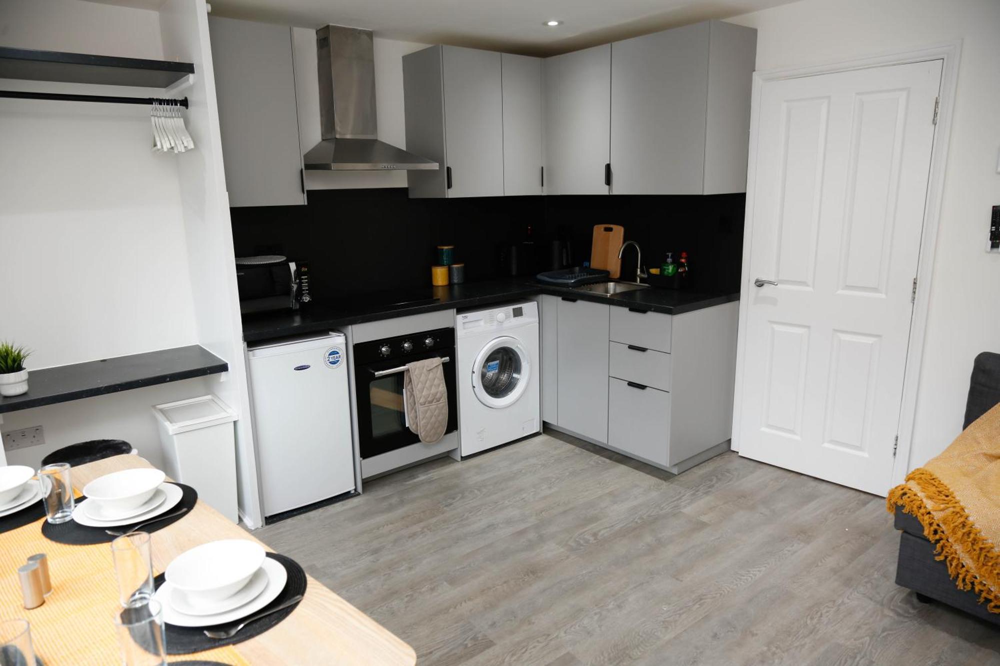 New Luxury In Next To Shops, Cafes, Bars & Metro Apartment *