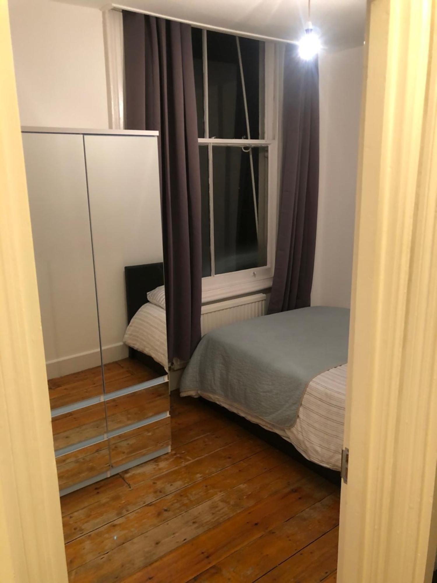 Cosy Double In West Kensington Homestay