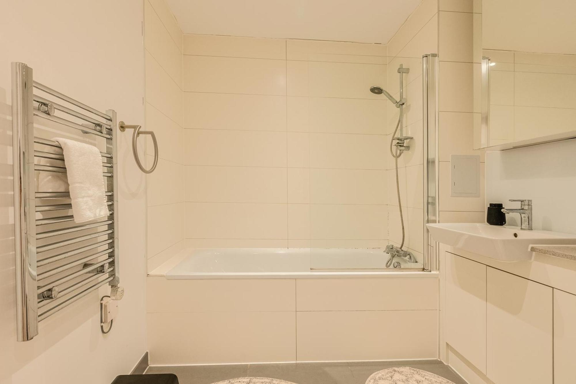 Apartment Elegant 1br Apartment, 5 Min Limehouse Dlr Station London