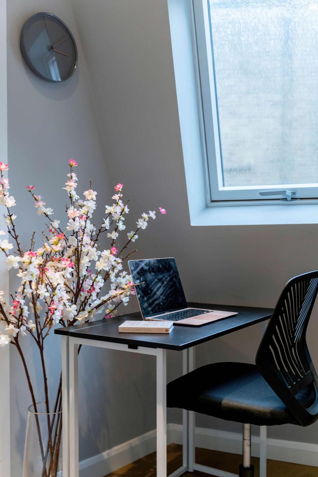 Camden Coach House By Livestay Short Lets & Serviced With Terrace Retreat & Parking Holiday home *
