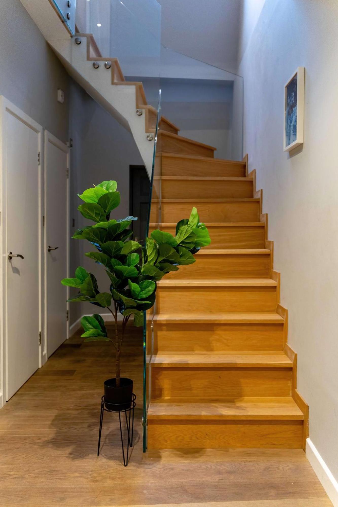 Camden Coach House By Livestay Short Lets & Serviced With Terrace Retreat & Parking Holiday home London