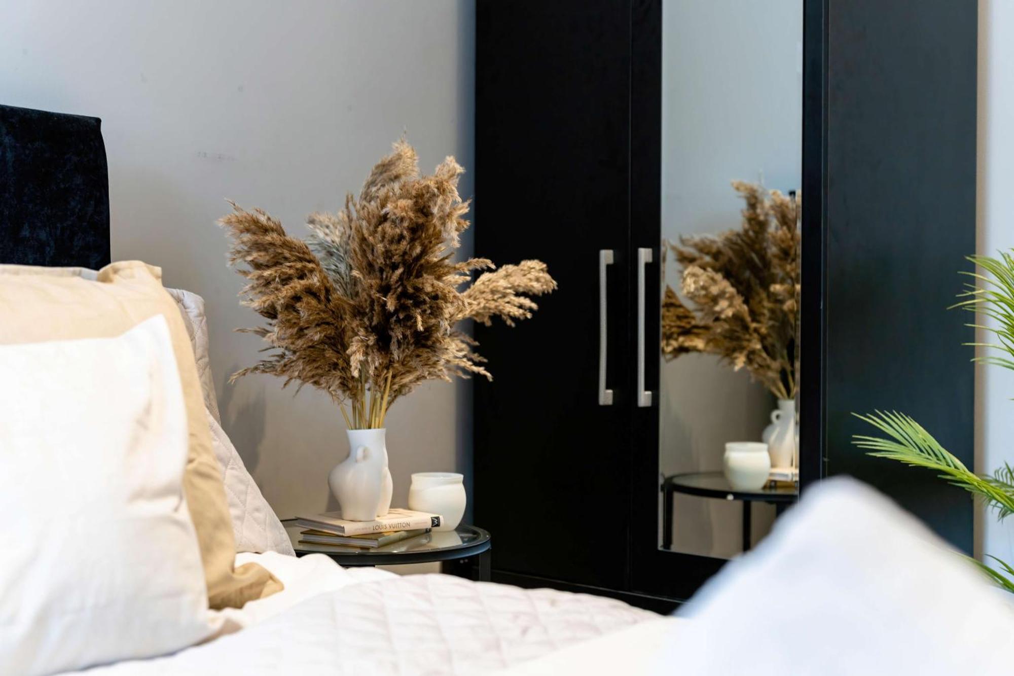 Camden Coach House By Livestay Short Lets & Serviced With Terrace Retreat & Parking Holiday home