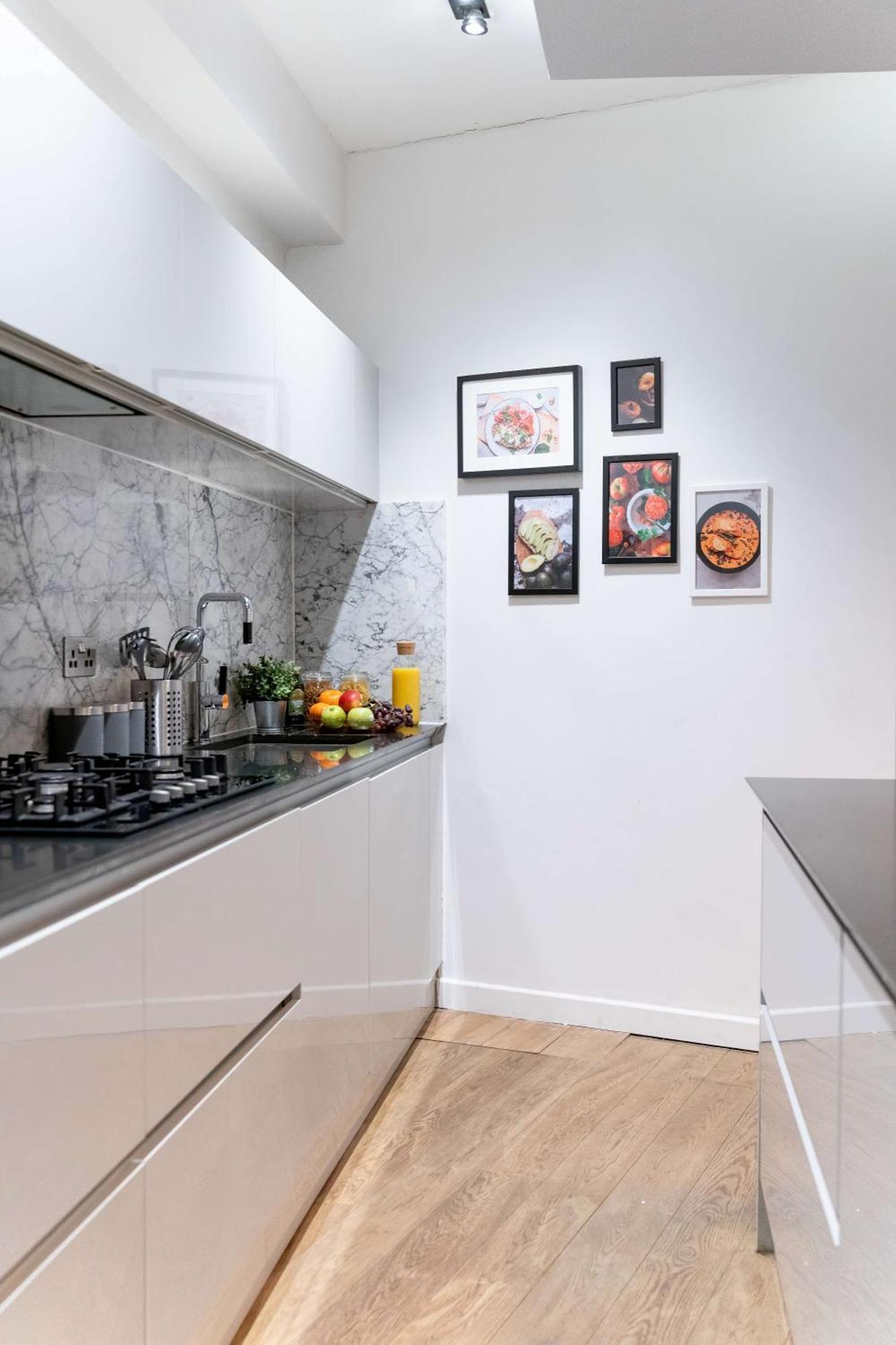 Camden Coach House By Livestay Short Lets & Serviced With Terrace Retreat & Parking Holiday home
