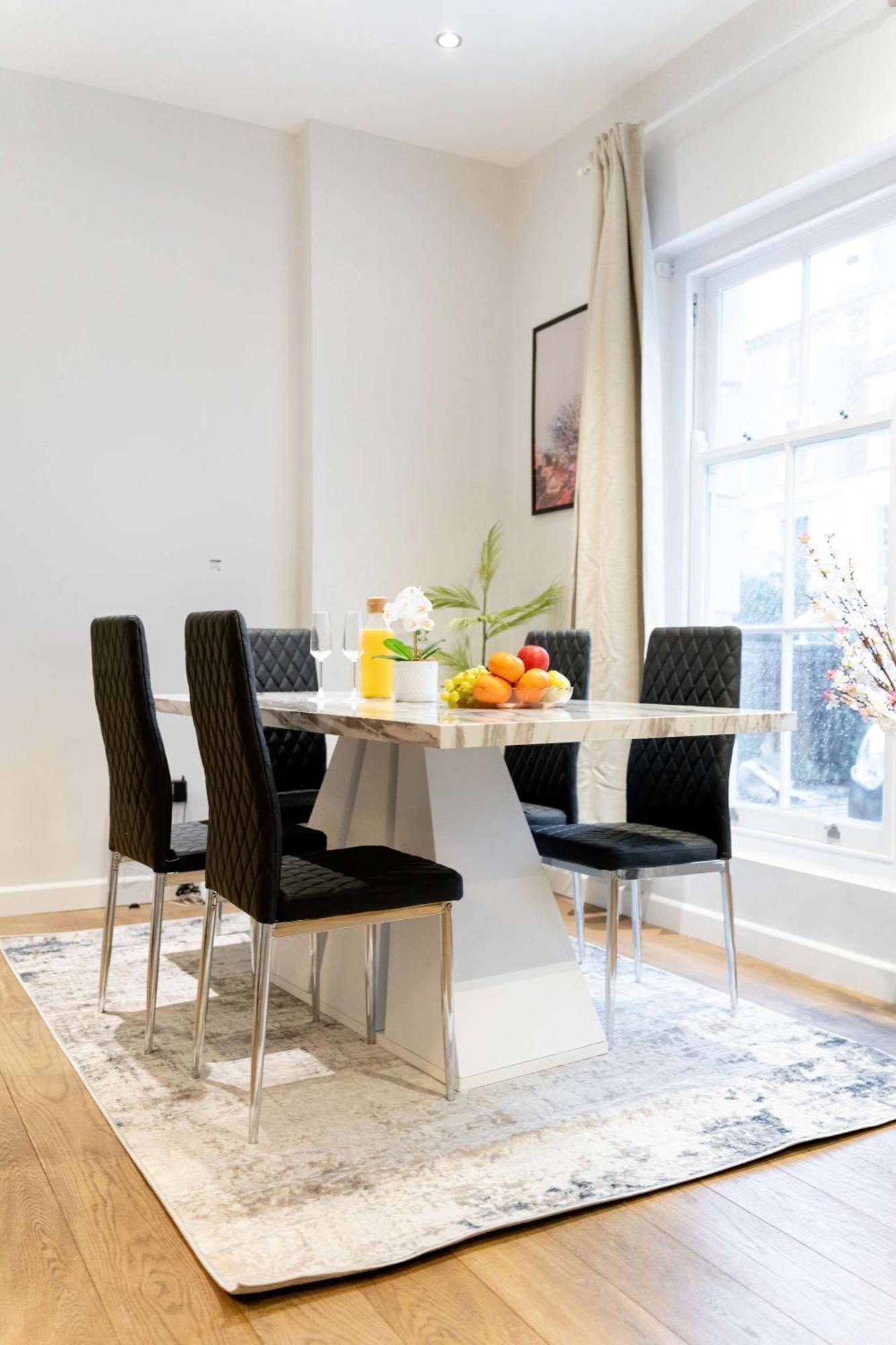Holiday home Camden Coach House By Livestay Short Lets & Serviced With Terrace Retreat & Parking *