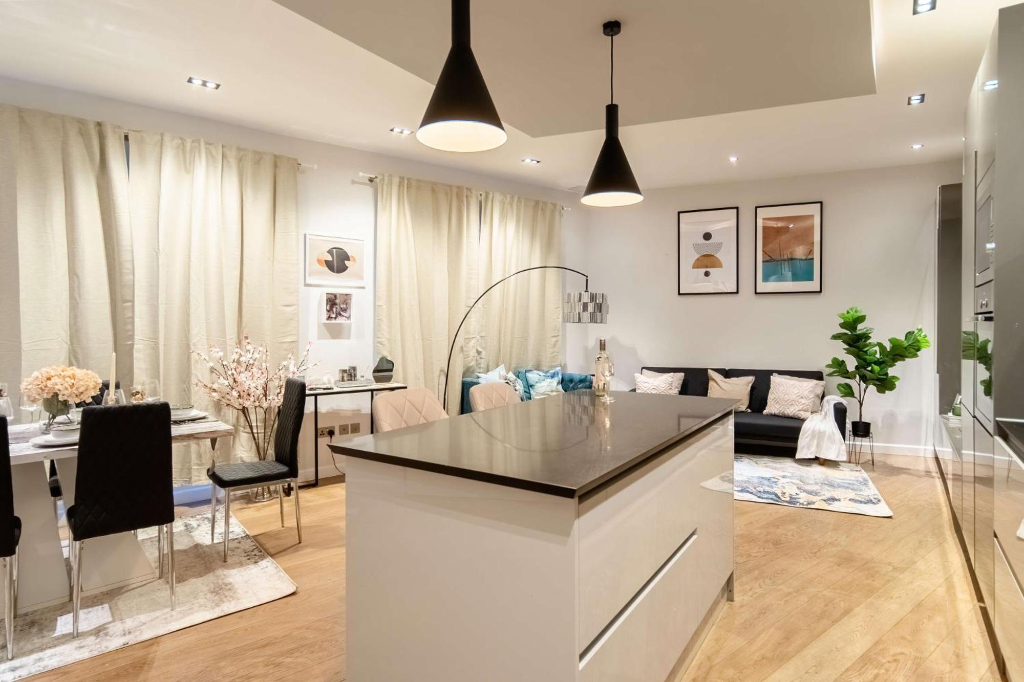 Camden Coach House By Livestay Short Lets & Serviced With Terrace Retreat & Parking Holiday home