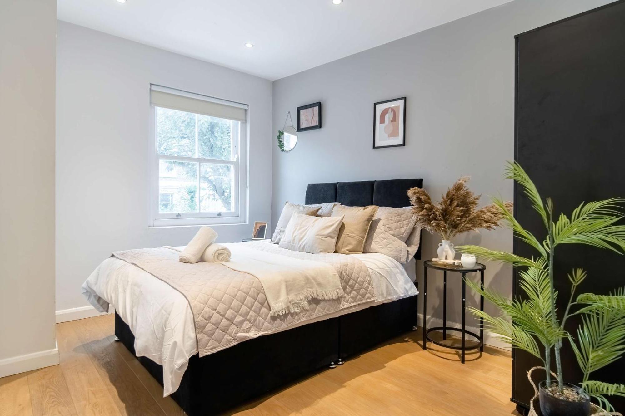 Holiday home Camden Coach House By Livestay Short Lets & Serviced With Terrace Retreat & Parking London