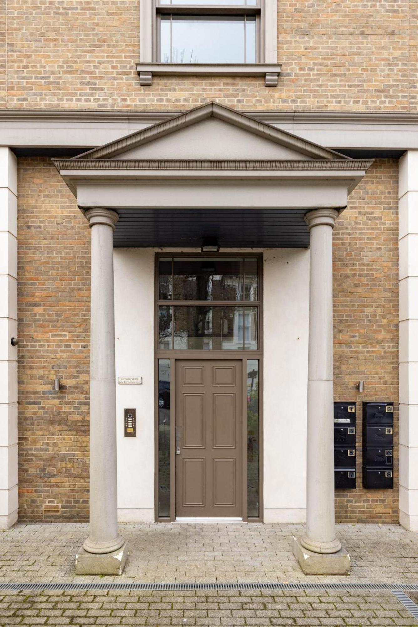 Modern, Spacious With Patio Apartment London