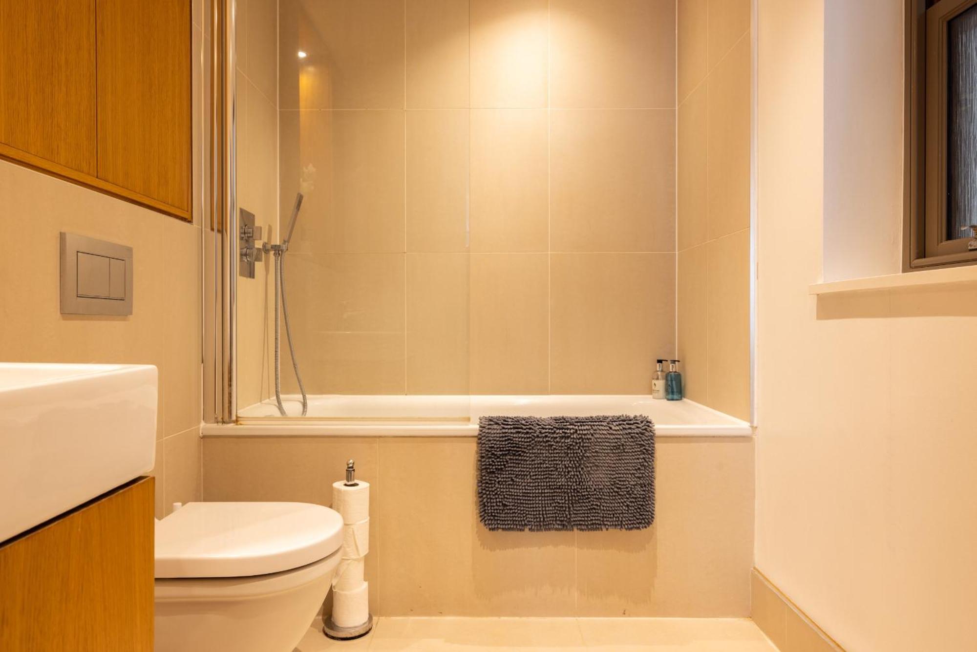 Modern, Spacious With Patio * London