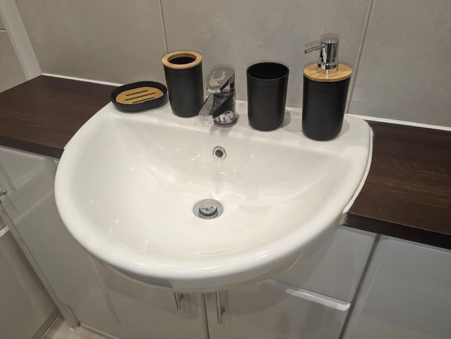 Premium Offers L Last-minute L Remigro Short Lets L 1 Bed Flat L Royal Docks L Airport & Excel L 2 Bed St Albans L Family Friendly L Near Bus Stop L Centre L Book Today With Remigro Apartment London