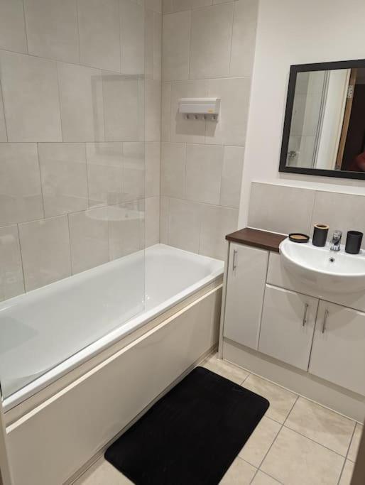 Premium Offers L Last-minute L Remigro Short Lets L 1 Bed Flat L Royal Docks L Airport & Excel L 2 Bed St Albans L Family Friendly L Near Bus Stop L Centre L Book Today With Remigro London