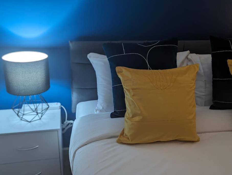 Premium Offers L Last-minute L Remigro Short Lets L 1 Bed Flat L Royal Docks L Airport & Excel L 2 Bed St Albans L Family Friendly L Near Bus Stop L Centre L Book Today With Remigro Apartment