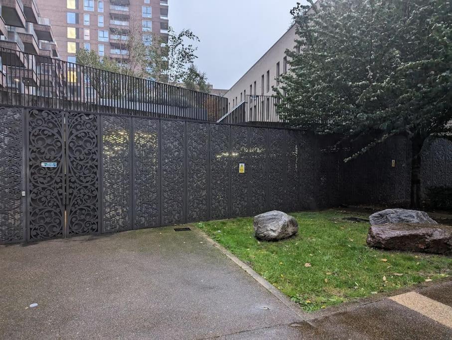 Premium Offers L Last-minute L Remigro Short Lets L 1 Bed Flat L Royal Docks L Airport & Excel L 2 Bed St Albans L Family Friendly L Near Bus Stop L Centre L Book Today With Remigro Apartment