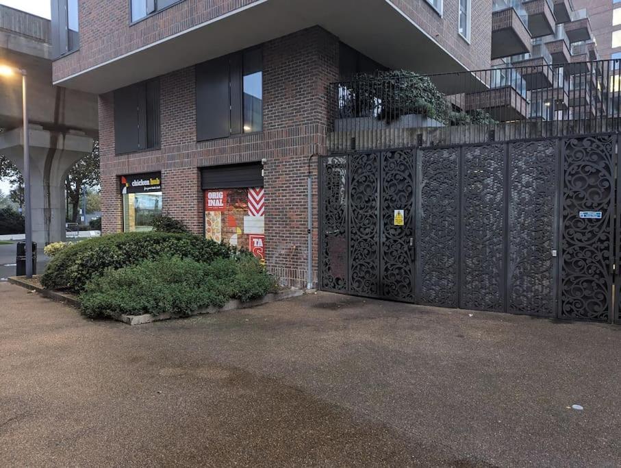 Premium Offers L Last-minute L Remigro Short Lets L 1 Bed Flat L Royal Docks L Airport & Excel L 2 Bed St Albans L Family Friendly L Near Bus Stop L Centre L Book Today With Remigro Apartment