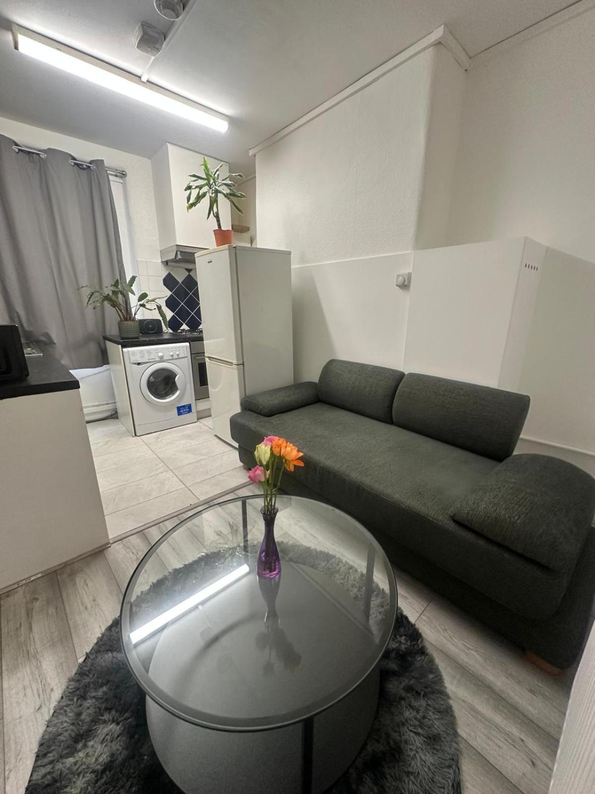 Ground Floor One Bedroom Flat * Londres