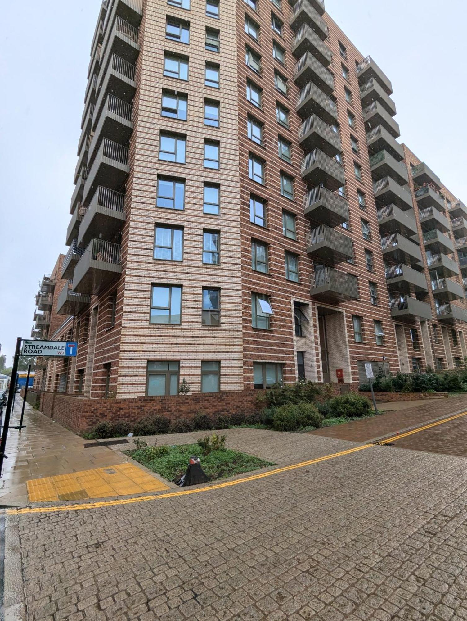 Apartment Modernistic 2 Bed - 2 Bath Flat Near *