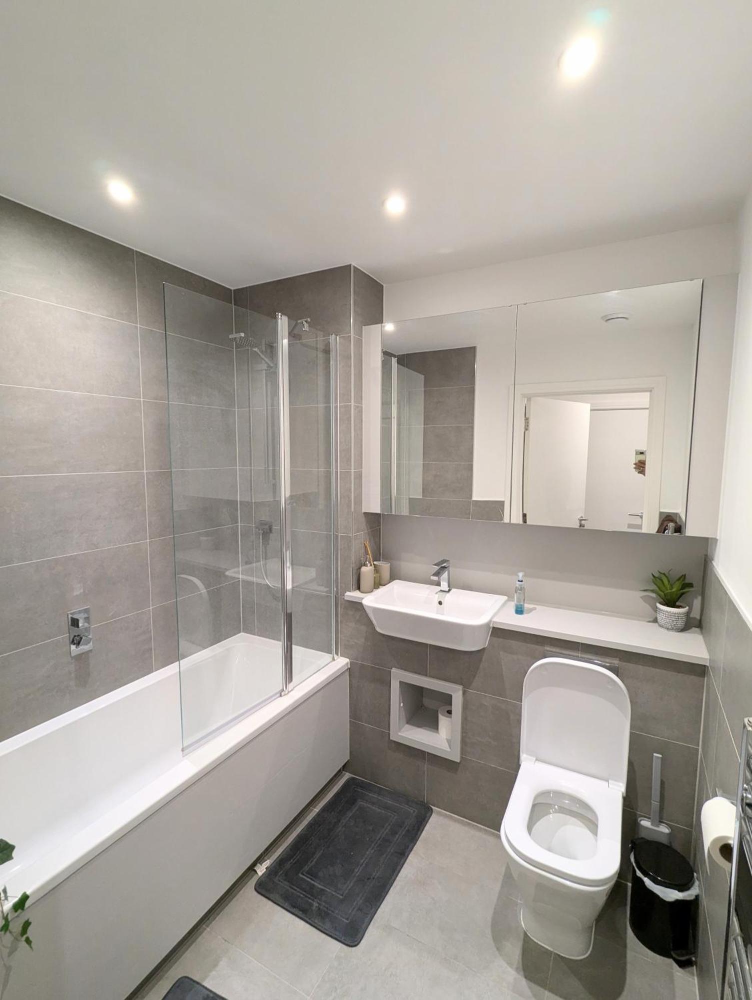 Apartment Modernistic 2 Bed - 2 Bath Flat Near