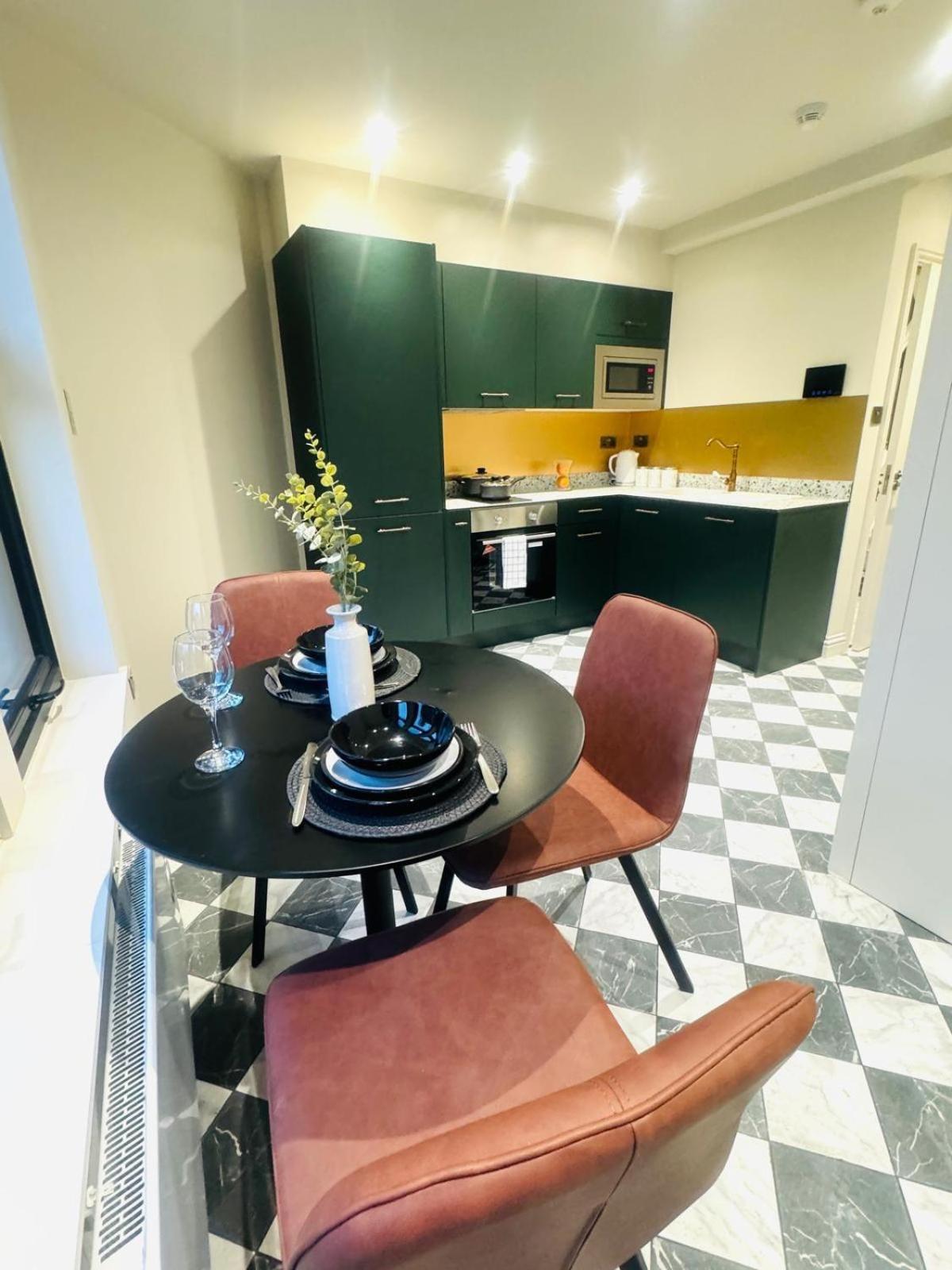Luxury Flats, Location In Town Apartment *