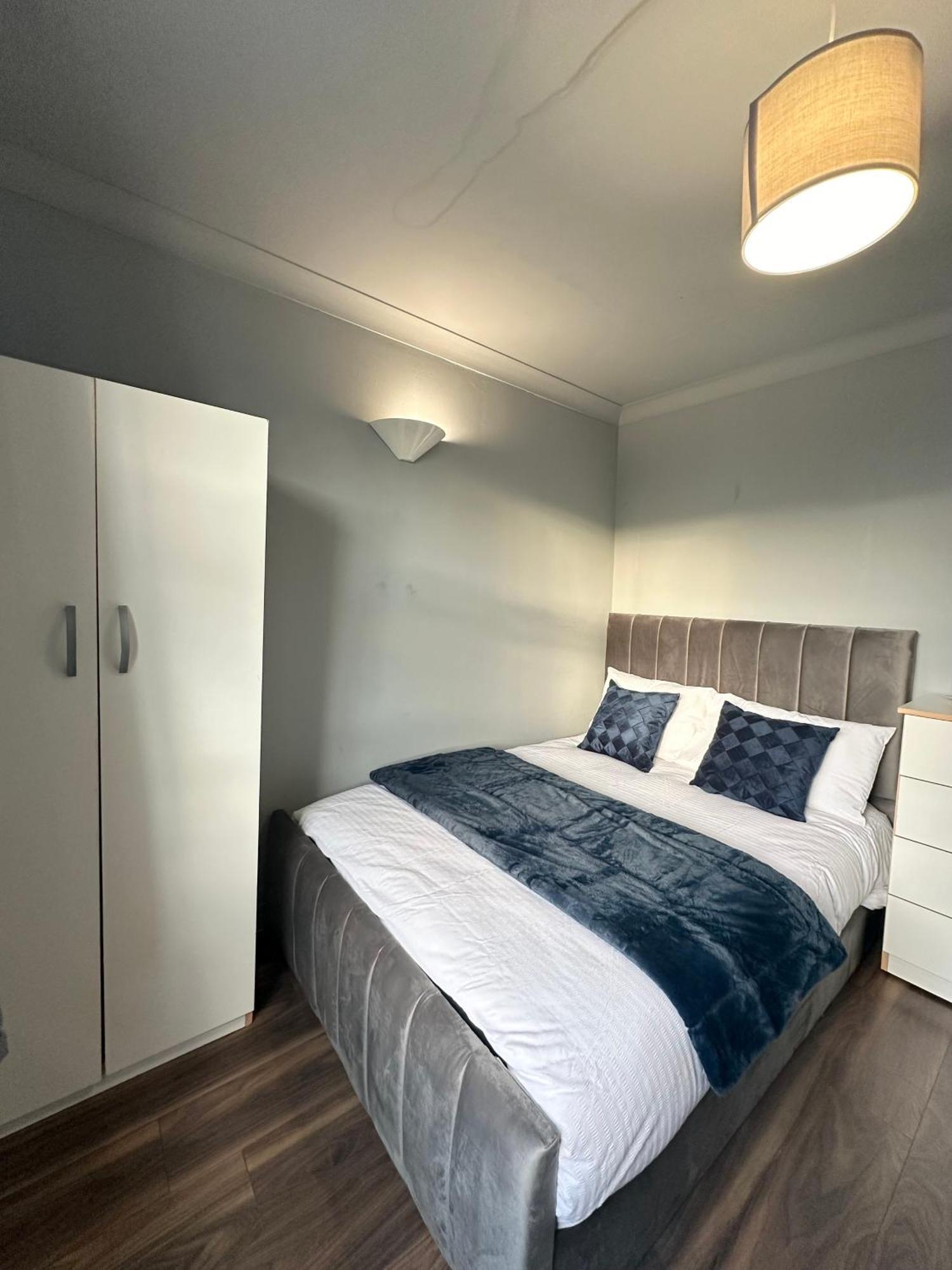 Luxury In A 4 Bedroom Flat! 4 Minutes Walk To Kingscross, St Pancras Homestay London
