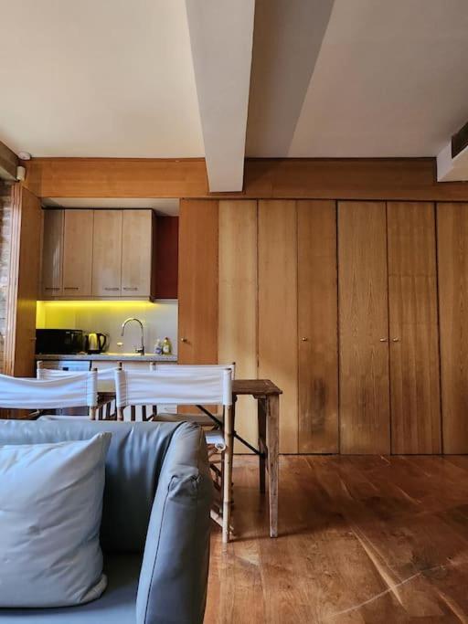 Charming Designer 1 Bed - Check Profile London